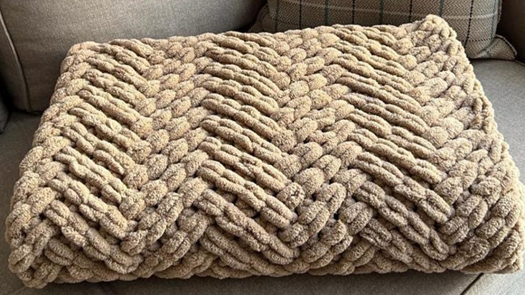Easy Chunky Blanket No Needles, No Hooks Knit Guide! Trendcrochet