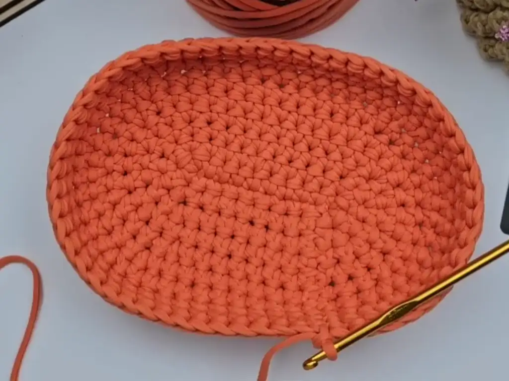 Step 5 of the trapezoid crochet bag pattern: increasing stitches for width