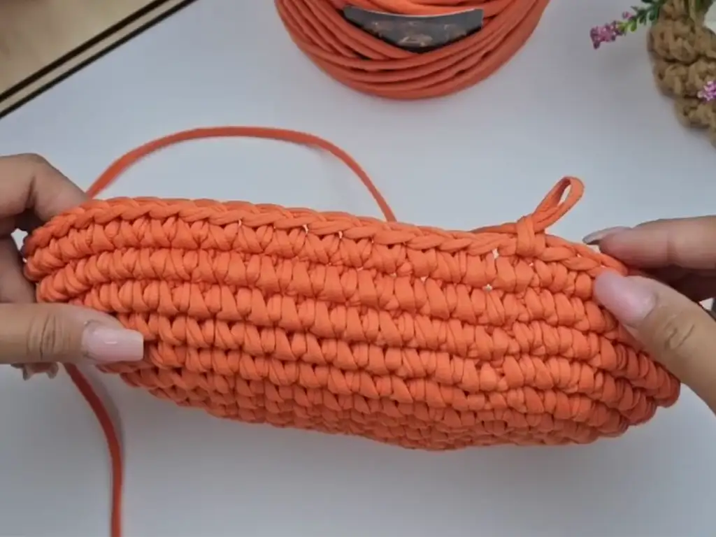 Step 6 of the trapezoid crochet bag pattern: increasing stitches for width