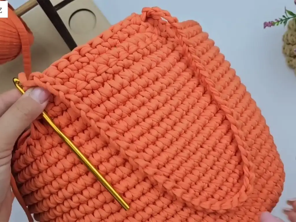 Step 7 of the trapezoid crochet bag pattern: creating the handles with chain loops
