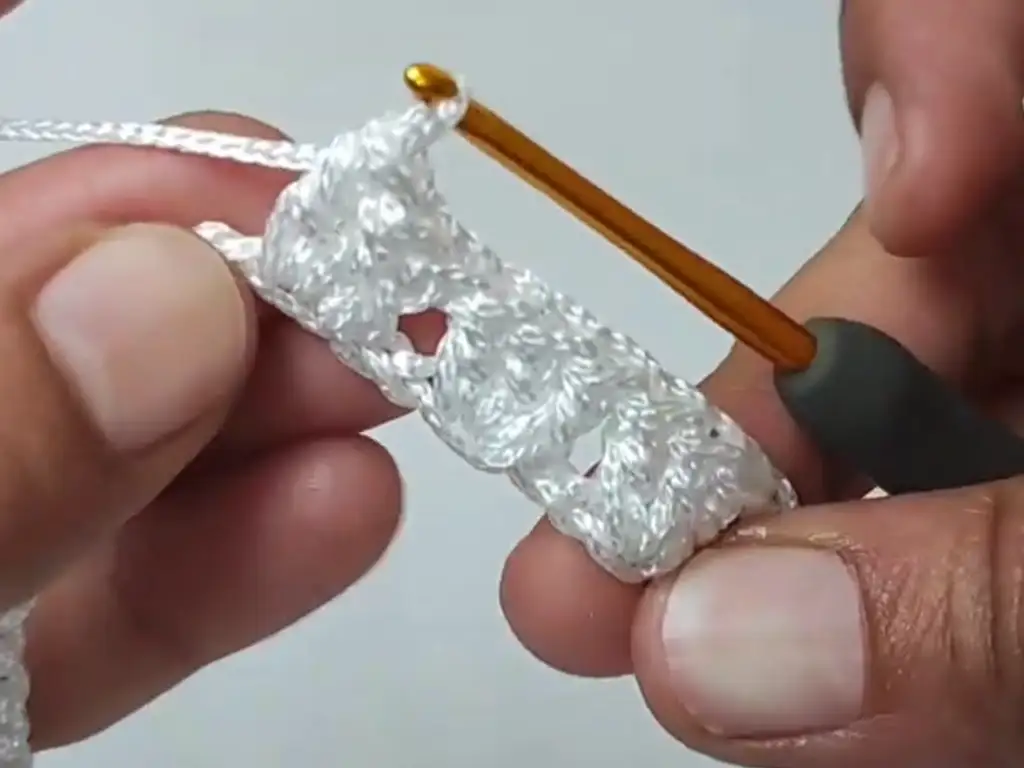 Base rows of the crochet pattern for a macrame beach bag.