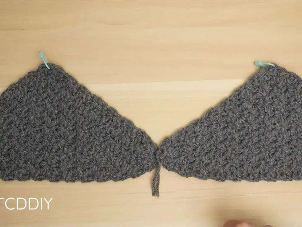 The front of the crochet crop top takes shape: Two cups joined together.