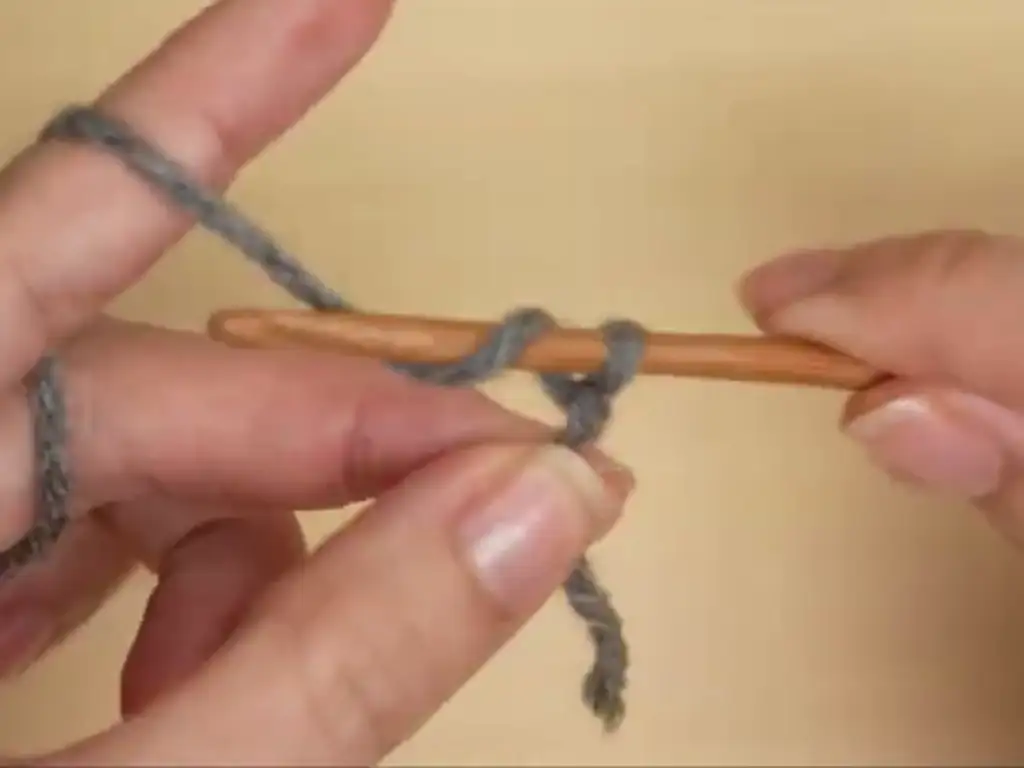 Beginner-friendly tutorial: Learn how to make a slip knot for your crochet puff sleeve crop top.