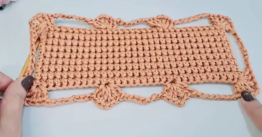 Beginning the diamond stitch pattern with fan stitches and chains.