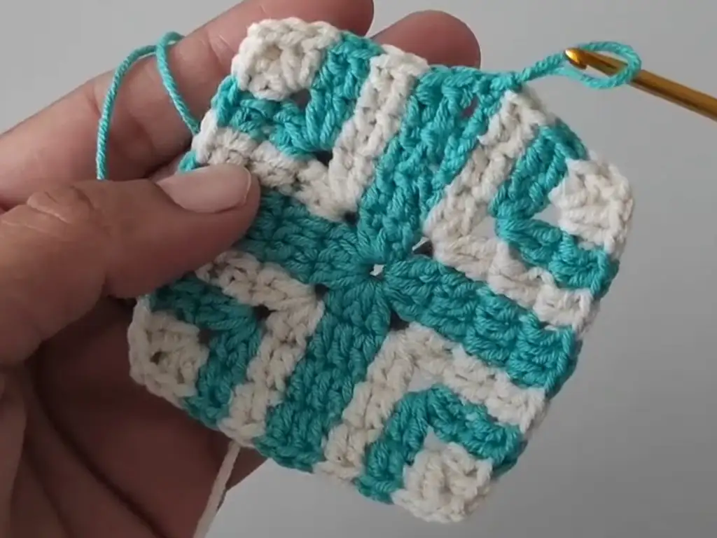 A Geometric Crochet Square made with Alize Cotton Gold yarns. A modern granny square design for your crochet projects.