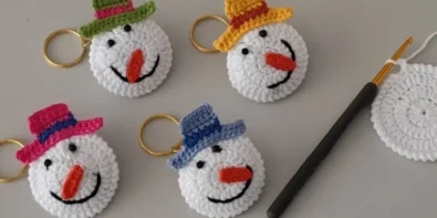 Adorable handmade crochet snowman keychains, perfect for Christmas gifts or winter decorations.