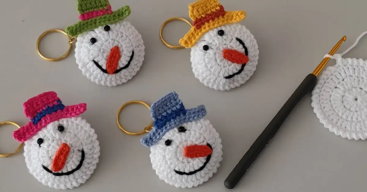 Adorable handmade crochet snowman keychains, perfect for Christmas gifts or winter decorations.