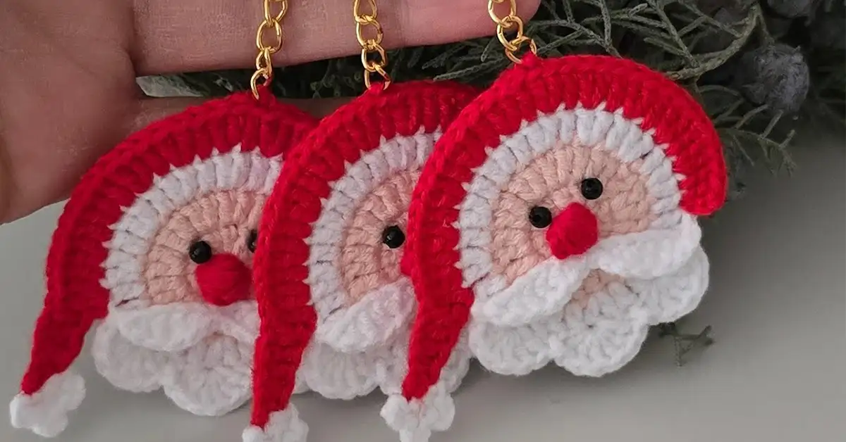 Handmade crochet Santa keychains in red, white, and powder color. Perfect DIY crochet keychain ideas for Christmas gifts.