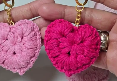 Puff stitch heart keychain pattern detail.
