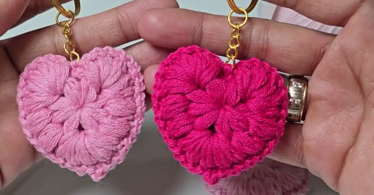 Puff stitch heart keychain pattern detail.