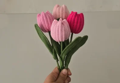Tutorial thumbnail showing tulip bouquet and petals side by side