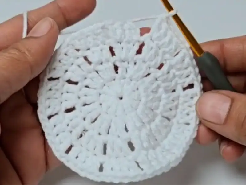 Increasing stitches evenly for a flat round flower blanket