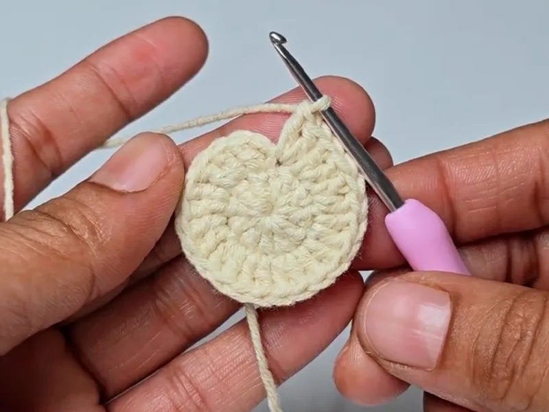 Crochet maple leaf tutorial starting with a magic ring.