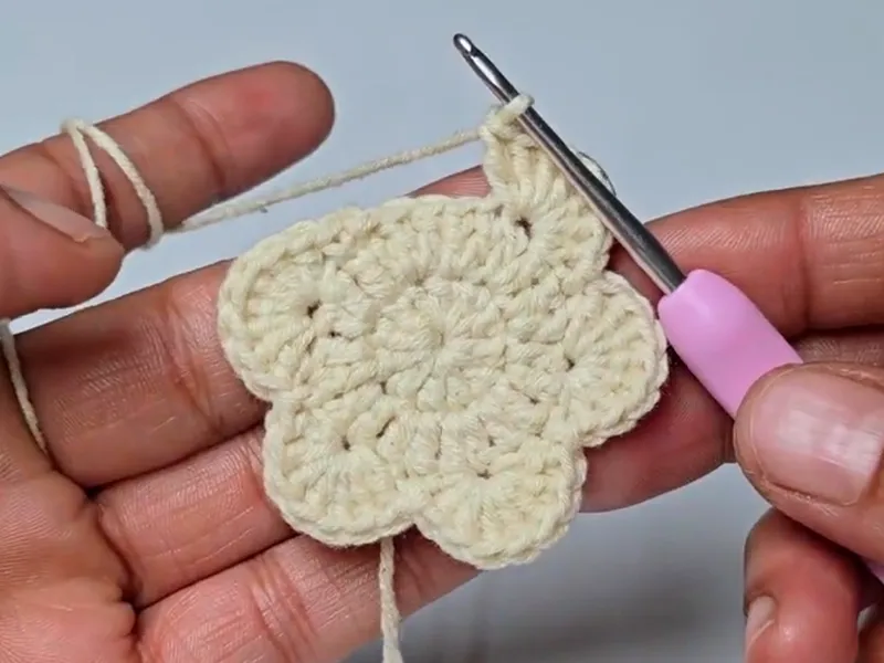 Shaping crochet maple leaf with stitches.