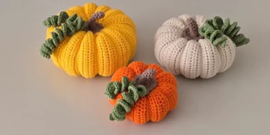 Easy crochet pumpkin in 3 sizes – small, medium, large with stems and leaves.