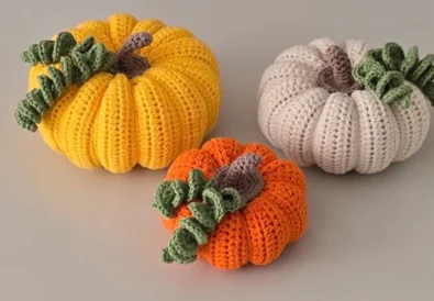 Easy crochet pumpkin in 3 sizes – small, medium, large with stems and leaves.