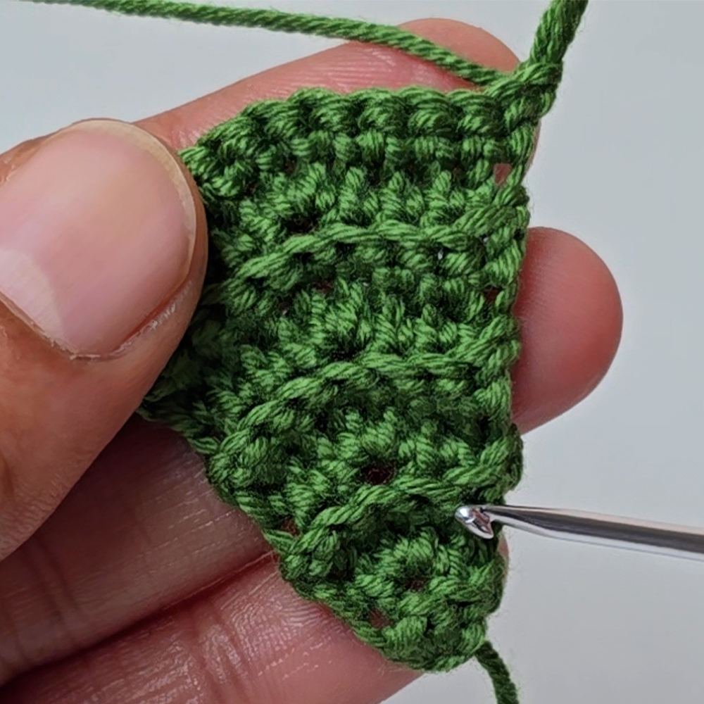 Step-by-step crochet Christmas tree tutorial for beginners – first few rows