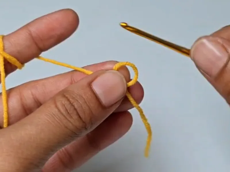 Magic ring foundation for crochet pumpkin keychain