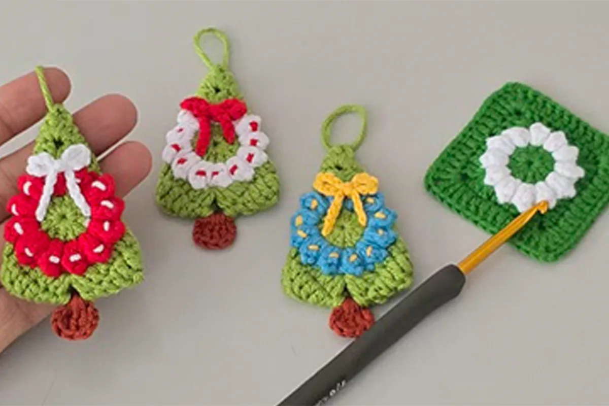 easy crochet tree ornament pattern with colorful wreaths – free beginner tutorial