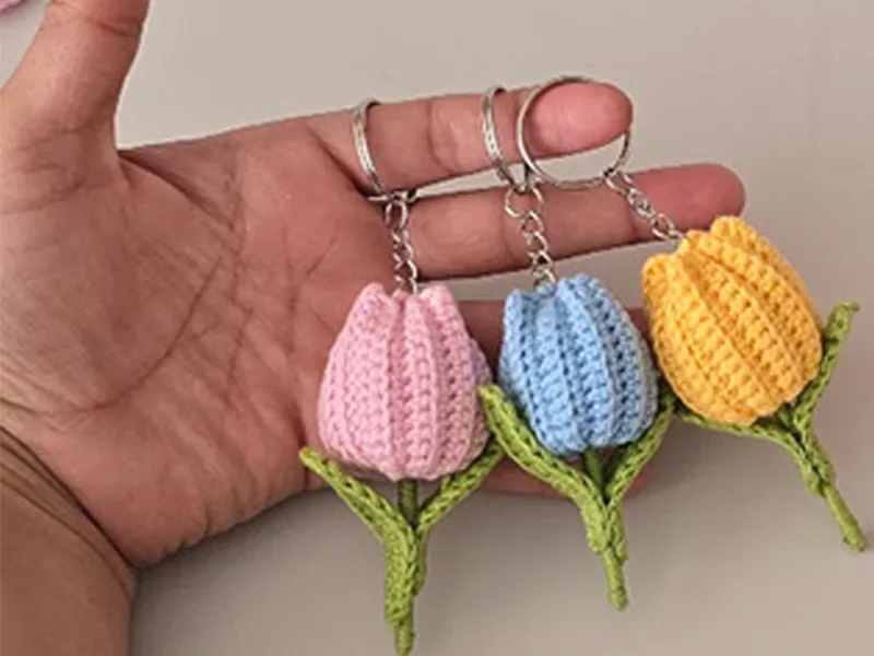 Easy crochet tulip keychain in three colors (pink, blue, yellow)