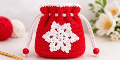Easy crochet drawstring pouch tutorial for beginners made with cotton yarn and simple stitches