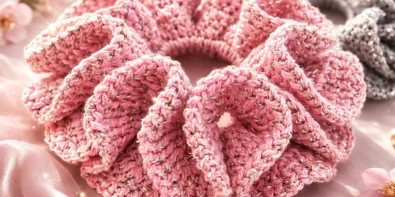 easy crochet scrunchie pattern for beginners made with pink sparkly yarn and ruffled texture